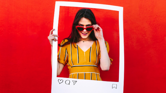 Red background - woman in frame, Instagram 